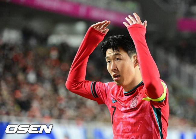 [OSEN=수원, 지형준 기자] 홍명보호가 이번에도 승리하지 못했다. 요르단과 아쉬운 무승부를 거두면서 3경기 연속 승점 1점을 추가하는 데&nbsp;만족해야 했다.홍명보 감독이&nbsp;이끄는 대한민국 축구대표팀은 25일 오후 8시 수원월드컵경기장에서 열린 2026 국제축구연맹(FIFA) 북중미 월드컵 아시아지역 3차 예선 B조 8차전에서 요르단과 1-1로 비겼다.이제 한국은 승점 16(4승 4무)으로 불안한 조 1위를 유지 중이다. 2위 요르단(승점 13), 한 경기 덜 치른 이라크(승점 12)와 격차가 크지 않다. 6월 A매치 결과에 따라 뒤집힐 가능성도 충분하다.후반 대한민국 손흥민이 코너킥을 준비하며 팬들의 응원을 유도하고 있다. 2025.03.25 / jpnews@osen.co.kr