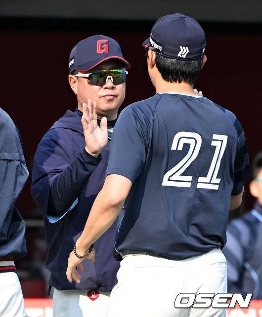 [OSEN=이대선 기자] 롯데 김태형 감독이 박세웅과 승리의 기쁨을 나누고 있다. 2025.05.11 /sunday@osen.co.kr
