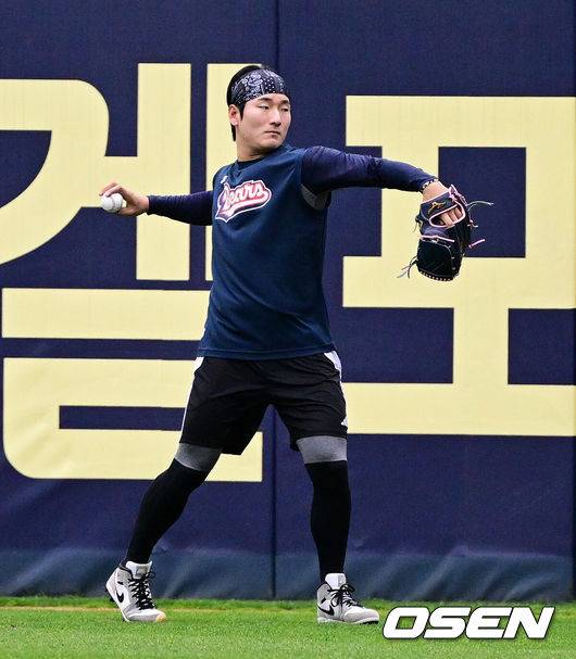 [OSEN=잠실, 지형준 기자] 19일 오후 서울 잠실구장에서 2025 신한 SOL뱅크 KBO리그 두산 베어스와 KIA 타이거즈의 경기가 열린다.이날 두산은 최원준, KIA는 아담 올러를 선발로 내세웠다.두산 곽빈이 훈련을 하고 있다. 2025.04.19 / jpnews@osen.co.kr