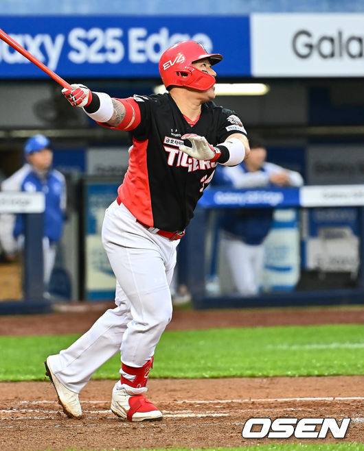 [OSEN=대구, 이석우 기자] 24일 대구삼성라이온즈파크에서 2025 신한 SOL 뱅크 KBO 리그 삼성 라이온즈와 KIA 타이거즈의 경기가 열렸다. 홈팀 삼성은 이승현이, 방문팀 KIA는 김도현이 선발 출전했다. KIA 타이거즈 최형우가 4회초 무사 2루 우월 2점 홈런을 치고 있다. 2025.05.24 / foto0307@osen.co.kr