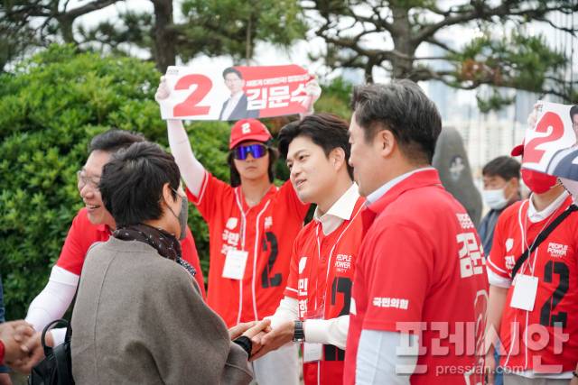 ▲23일 부산 광안리해수욕장에서 도보 유세에 나선 김용태 국민의힘 비대위원장.ⓒ프레시안(강지원)