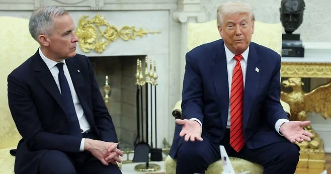 지난 6일(현지시간) 미국을 방문한 마크 카니 캐나다 총리(왼쪽)가 백악관에서 도널드 트럼프 미국 대통령과 정상회담을 하고 있다. 이 자리에서 카니는&nbsp;“캐나다는 미국을 위한 매물이 아니다”라고 강조했다. 로이터연합뉴스