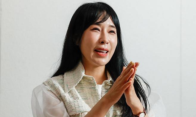 지난 15일 서울 용산구 세계일보 사옥에서 진행된 인터뷰에서 허정윤 작가가 그의 작품에 대해 소개하고 있다. 책 속 그림은 그가 점토 등을 이용해 직접 만든 작품을 촬영해 담았다. 최상수 기자