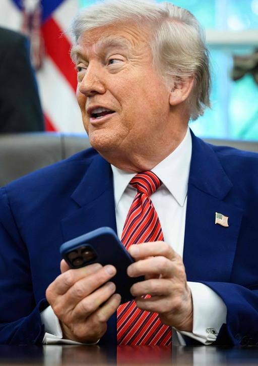 도널드 트럼프 미국 대통령이 23일(현지시간) 백악관에서 스마트폰 관세와 관련해 기자들에게 이야기하는 도중 자신의 아이폰 벨소리가 울리자 ‘무음 모드’로 변경하고 있다.&nbsp;AFP·연합뉴스