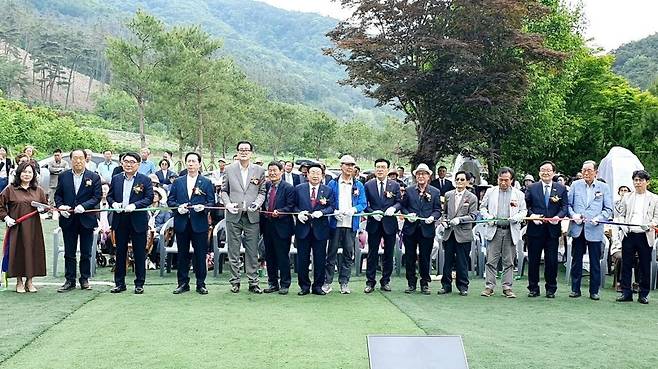 &nbsp;지난 23일 전북 순창군 구림면에서 열린&nbsp; ‘박덕은 미술관 강천산 오솔길 시비 제막식’에서 문화예술인 등 주요 참석자들이 테이프를 자르고 있다.