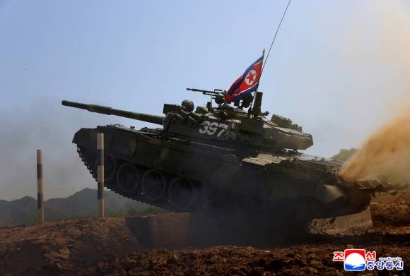 북한 김정은, 병종별 전술종합훈련 참관 - 김정은 북한 국무위원장이 지난 13일 인민군 훈련일군(간부)대회 강습체계 안에서 진행되는 병종별 전술종합훈련을 참관했다고 조선중앙통신이 14일 보도했다. 통신은 이날 특수작전 구분대들의 전술종합훈련, 전차병 구분대들의 대항 경기, 시범화력 협동훈련이 있었다고 전했다. 2025.5.14 조선중앙통신 연합뉴스