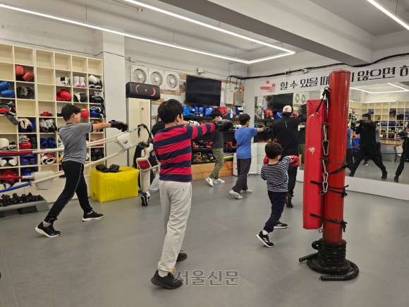서울 강남구의 한 복싱장에서 학생들이 코치의 지시에 따라 복싱 연습을 하고 있다. 송현주 기자