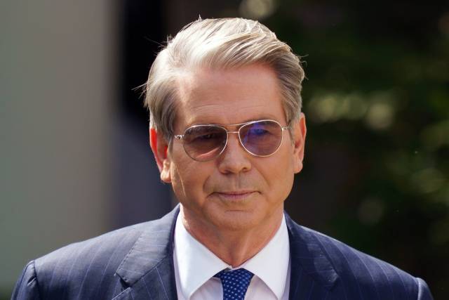 스콧 베선트 미국 재무장관이 지난 19일(현지 시간) 워싱턴DC 백악관 로즈가든에서 열린 보복 음란물 법안 서명식에 참석했다. EPA연합뉴스