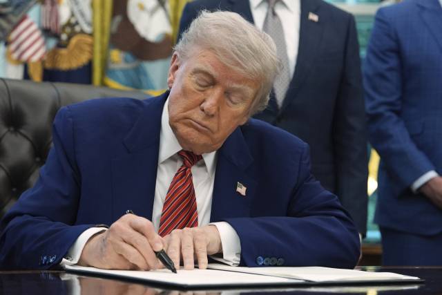 도널드 트럼프 미국 대통령이 23일(현지 시간) 워싱턴DC 백악관에서 원자력 발전소 건설을 지원하는 행정명령에 서명하고 있다. AP연합뉴스