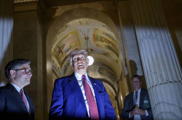 20일 화요일, 워싱턴D.C.에서 도널드 트럼프 전 대통령(가운데)이 하원 공화당 의원총회 회동을 마치고 의사당을 나서며 마이크 존슨 하원의장(왼쪽)과 함께 기자들과 대화하고 있다. AP연합뉴스