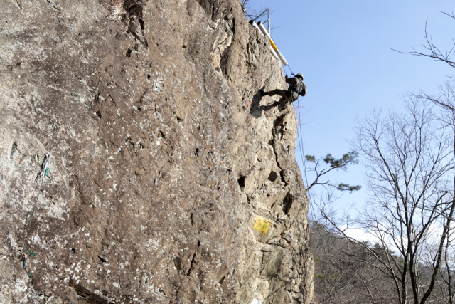 부사관 후보생이 유격 훈련 중 로프를 잡고 가파른 절벽을 내려오고 있다. 사진 제공=육군부사관학교