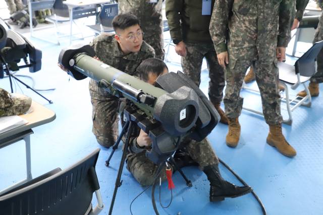 휴대용 중거리 대전차미사일을 다루는 '현궁' 심화과정에 참여한 현역 부사관들이 직접 체험하며 운용법을 습득하고 있다. 사진 제공=육군부사관학교