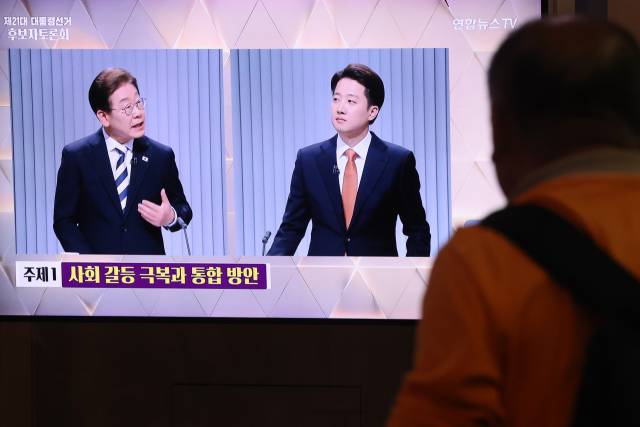 23일 서울역 대합실에서 제21대 대통령선거 2차 후보자 토론회가 생중계되고 있다.연합뉴스