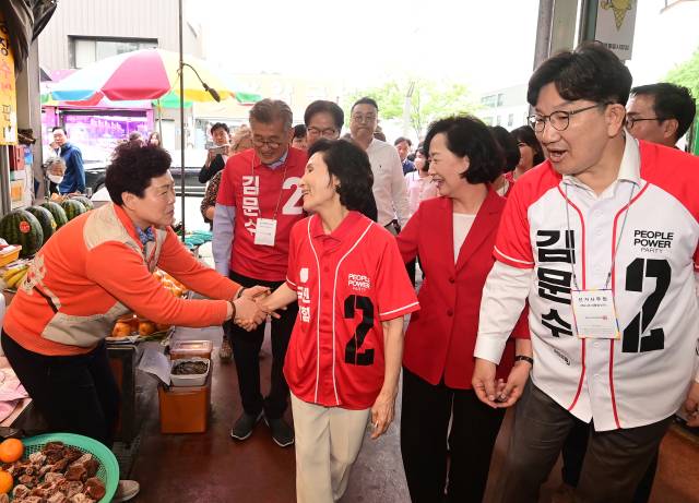 지난 23일 강원 강릉시 중앙시장에서 국민의힘 김문수 대선 후보의 배우자 설난영 여사가 권성동 원내대표와 상인들을 만나고 있다. 연합뉴스