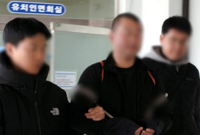 2월24일 제주시내 한 호텔에서 30대 중국인 남성이 같은 중국인들에게 살해당했다. 피의자 3명이 경찰서 유치장에서 조사실로 이동하고 있다. ⓒ뉴시스