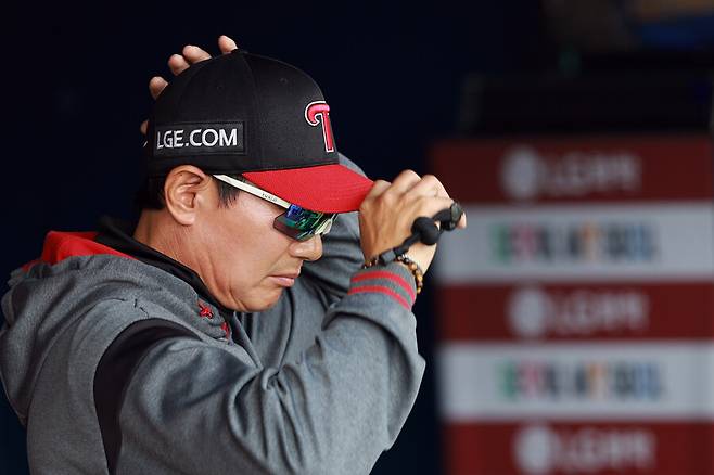 ▲ 두 차례 큰 시련을 거친 염경엽 LG 감독은 그때마다 다시 일어섰고, 결국 KBO리그 역대 12번째로 600승을 달성한 감독이 됐다. ⓒ연합뉴스