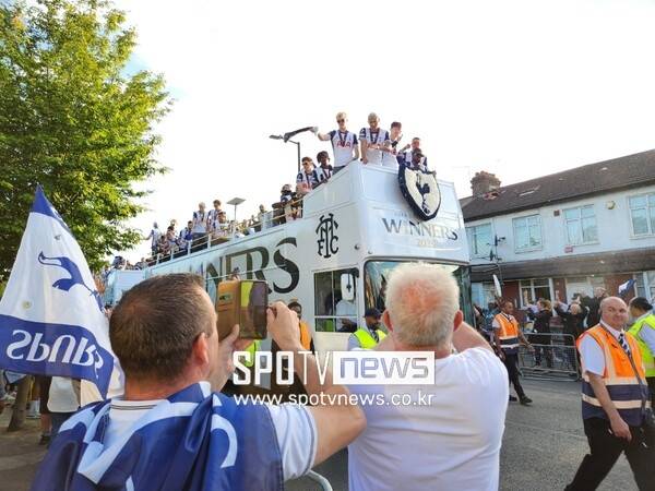 ▲ 토트넘 홋스퍼 팬들이 손흥민 등 유로파리그 우승을 차지하고 버스 행진을 하는 선수들을 향해 환호했다.