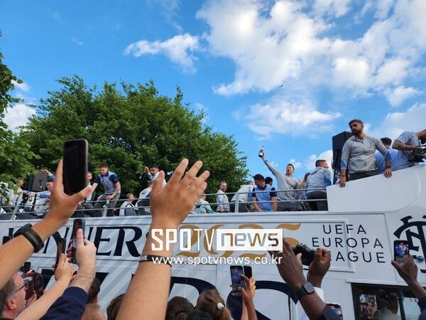 ▲ 토트넘 홋스퍼 팬들이 손흥민 등 유로파리그 우승을 차지하고 버스 행진을 하는 선수들을 향해 환호했다.
