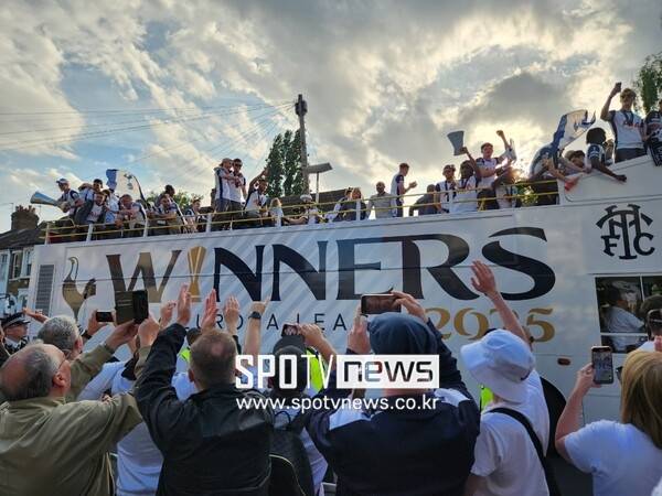 ▲ 경기장 인근 도로를 1시간 30분 동안 돌았던 토트넘 홋스퍼 선수단, 팬들은 우승이라는 기쁨을 함께 만끽했다.