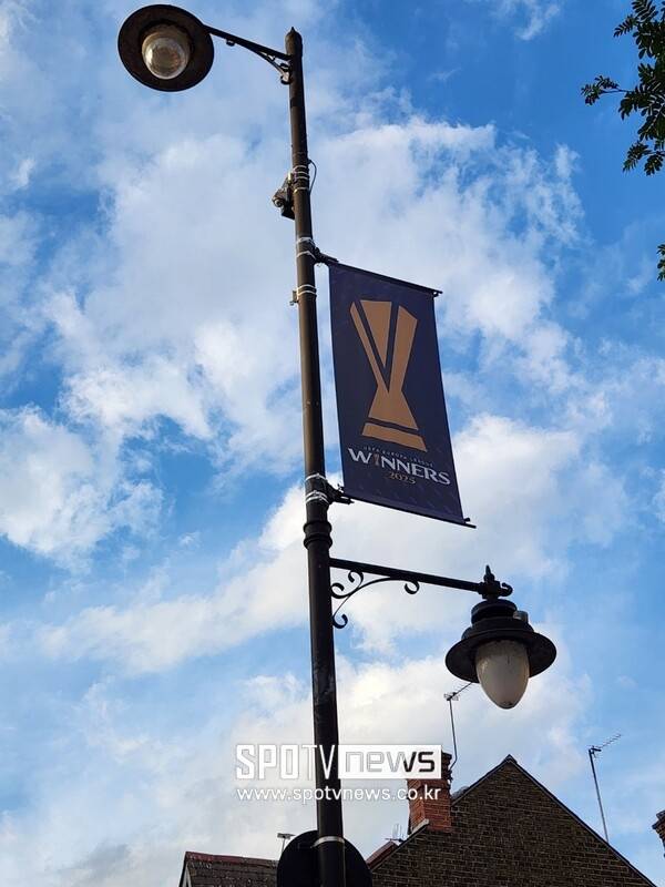 ▲ 경기장 인근 도로를 1시간 30분 동안 돌았던 토트넘 홋스퍼 선수단, 팬들은 우승이라는 기쁨을 함께 만끽했다.