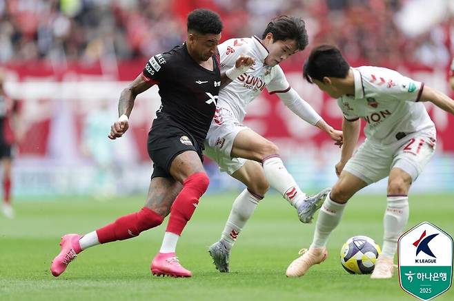 ▲ 24일 오후 서울월드컵경기장에서 FC서울과 수원FC의 하나은행 K리그1 2025 15라운드가 펼쳐졌다. 경기 결과 서울과 수원FC가 1-1로 비기면서 승점 1점씩 나눠 가졌다.&nbsp;ⓒ 한국프로축구연맹