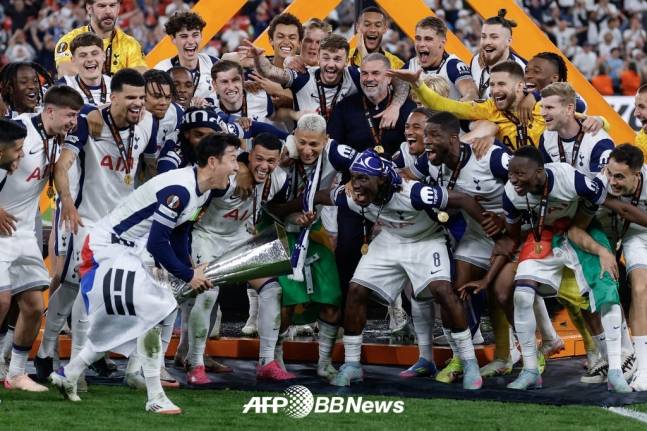 토트넘 주장 손흥민이 지난 22일 팀의 UEFA 유로파리그 우승을 이끈 뒤 트로피 세리머니를 하고 있다. /AFPBBNews=뉴스1