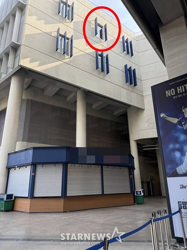 3월 29일 창원NC파크에서 낙하물이 떨어져 관중 1명이 숨지고, 2명이 다치는 사고가 일어났다. 사고 원인인 알루미늄 루버가 위치했던 곳(빨간 원)과 사고 발생 장소의 모습. /사진=양정웅 기자