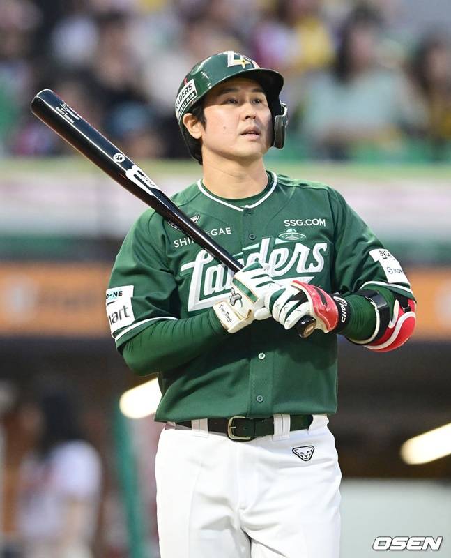 삼진을 당하고 아쉬워하는 최정.