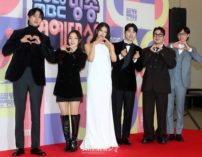 '놀면 뭐하니' 주우재, 박진주, 이미주, 이이경, 하하, 유재석이 29일 오후 서울 마포구 상암동 MBC 사옥에서 진행된 '2023 MBC 방송연예대상' 레드카펫 행사에 참석해 포즈를 취하고 있다. 2023.12.29 /사진=김창현