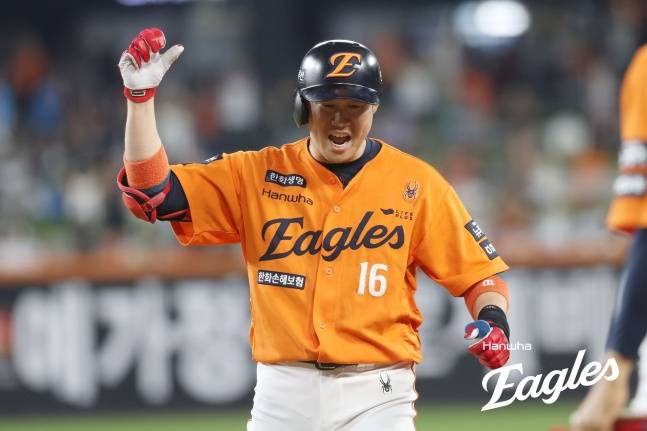 한화 하주석이 23일 대전 롯데전에서 안타를 치고 기뻐하고 있다. /사진=한화 이글스 제공