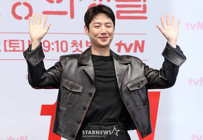 (서울=뉴스1) 권현진 기자 = 배우 정준원이 10일 서울 구로구 라마다서울신도림호텔에서 열린 tvN 새 토일드라마 '언제가는 슬기로울 전공의생활' 제작발표회에서 포즈를 취하고 있다.  '언젠가는 슬기로울 전공의생활'은 의사 생활을 꿈꾸는 레지던트들이 입덕부정기를 거쳐 성장해 나가는 과정을 담은 '슬기로운 의사생활' 스핀오프 드라마다. 2025.4.10/뉴스1  Copyright (C) 뉴스1. All rights reserved. 무단 전재 및 재배포,  AI학습 이용 금지. /사진=(서울=뉴스1) 권현진 기자