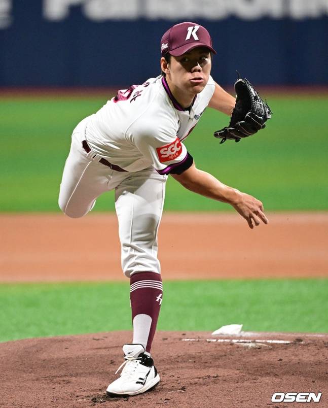 KT전 투구하는 김윤하.