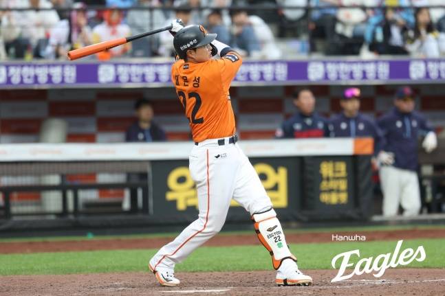 한화 채은성이 24일 대전 롯데전 5회말 투런포를 치고 있다. /사진=한화 이글스 제공