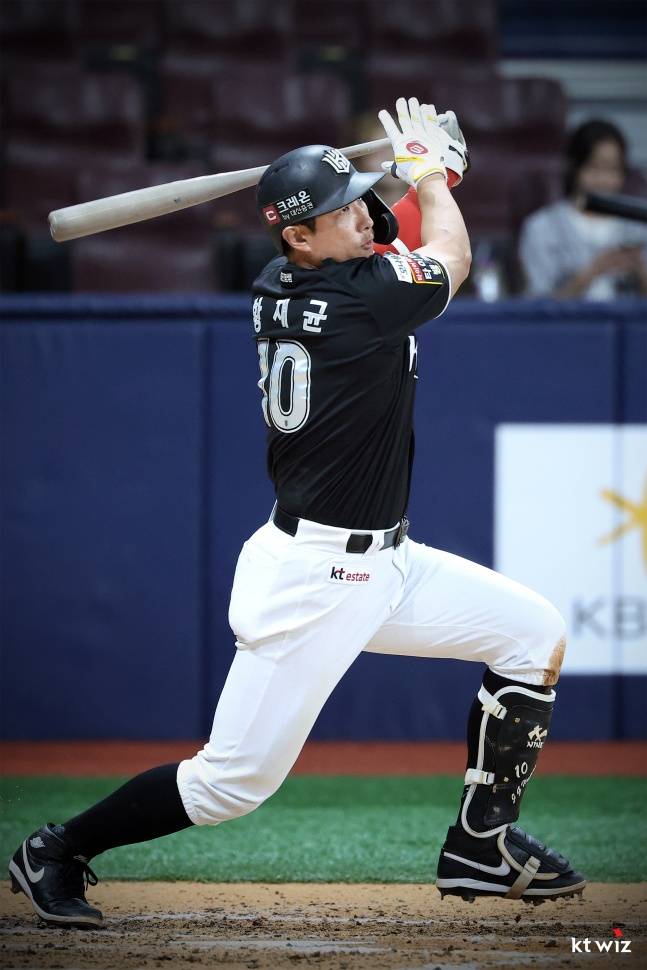 황재균이 안타를 치고 있다. /사진=KT 위즈 제공