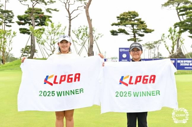 청소년부 우승자 박채은(왼쪽)과 유소년부 우승자 남은유. /사진=KLPGA 제공