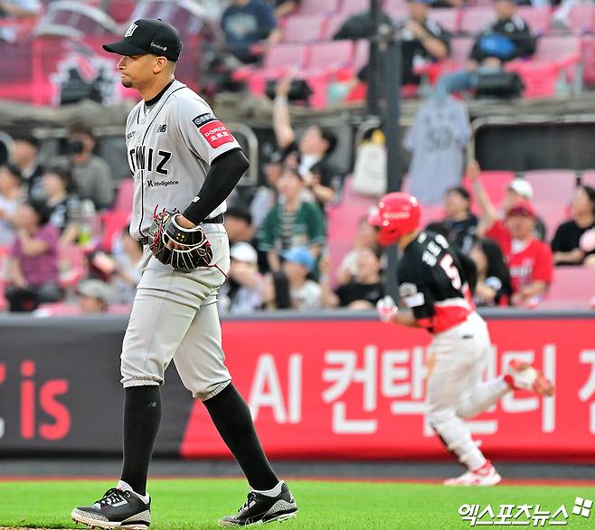 KT 위즈 윌리엄 쿠에바스가 지난 22일 KIA 타이거즈전에 선발 등판해 홈런을 맞은 뒤 아쉬워하고 있다. 엑스포츠뉴스 DB
