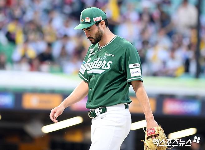 SSG 랜더스 외국인 투수 미치 화이트가 지난 23일 인천 LG 트윈스전에서 6이닝 2실점 호투에도 패전투수가 됐다. 사진 엑스포츠뉴스 DB