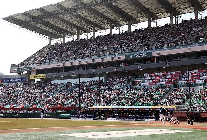 24일 인천 SSG랜더스필드에서 열린 2025 신한 SOL Bank KBO리그 SSG 랜더스와 LG 트윈스의 팀 간 8차전이 2만 3000석 매진을 기록했다. 사진 SSG 랜더스