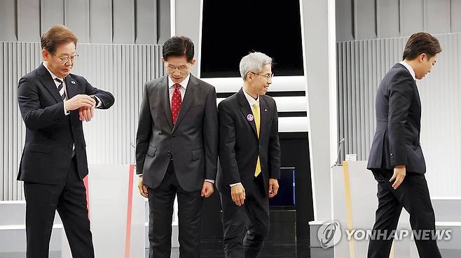 토론 위해 자리로 향하는 후보들 (서울=연합뉴스) 더불어민주당 이재명·국민의힘 김문수·민주노동당 권영국·개혁신당 이준석 대선후보가 23일 서울 영등포구 여의도 KBS 스튜디오에서 열린 제21대 대선 2차 후보자 토론회 시작에 앞서 기념 촬영을 마치고 자리로 향하고 있다. 2025.5.23 [국회사진기자단] photo@yna.co.kr