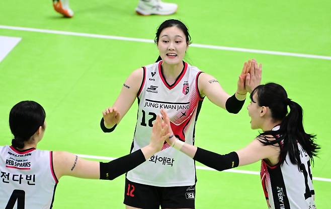 정관장 미들블로커로 뛴 이예담(중앙) [한국배구연맹 제공. 재판매 및 DB 금지]