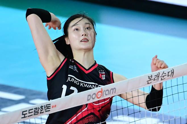 스파이크하는 정관장의 이예담 [한국배구연맹 제공. 재판매 및 DB 금지]