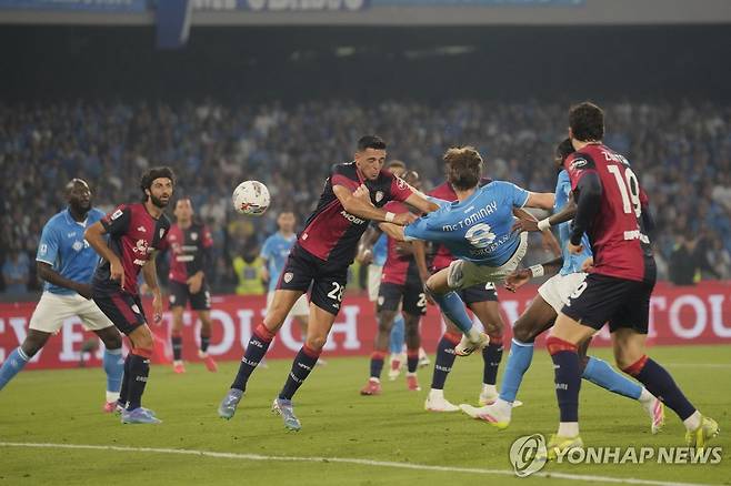 나폴리의 우승을 이끈 스콧 맥토미니의 바이시클 킥 장면. [AP=연합뉴스]