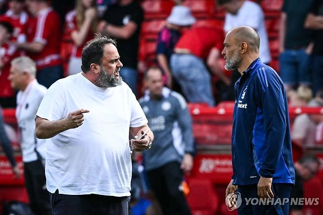 노팅엄 구단주 에방겔로스 마리나키스(왼쪽)가 산투 감독과 대화하는 장면.  [AFP=연합뉴스]