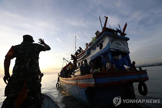 로힝야 난민 태운 목선 지난해 10월 인도네시아 남아체 해역에서 표류하는 로힝야 난민 목선.
[EPA 연합뉴스 자료사진. 재판매 및 DB 금지]