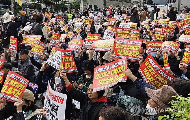 지난 3일 대법원 앞에서 열린 촛불행동 집회 [연합뉴스 자료사진. 재판매 및 DB 금지]