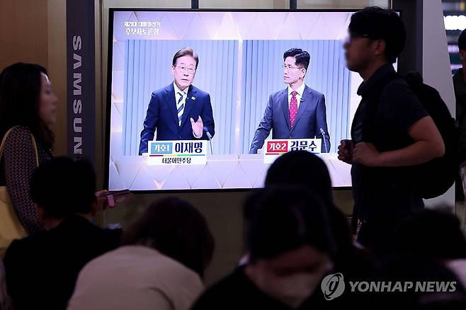 대선 토론 나선 이재명-김문수 후보 (서울=연합뉴스) 임화영 기자 = 23일 서울역 대합실에서 제21대 대통령선거 2차 후보자 토론회가 생중계되고 있다. 2025.5.23 hwayoung7@yna.co.kr