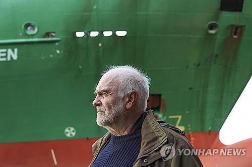 "컨테이너선이 왜 내 집 앞에" (트론헤임 AP=연합뉴스) 2025년 5월 22일(현지시간) 노르웨이 트론헤임에 있는 요한 헬베르그 씨의 주택 앞마당에 길이 135ｍ인 컨테이너선 'NCL 살텐'(사진 배경)이 좌초했다. (Jan Langhaug/NTB Scanpix via AP) 2025.5.24.