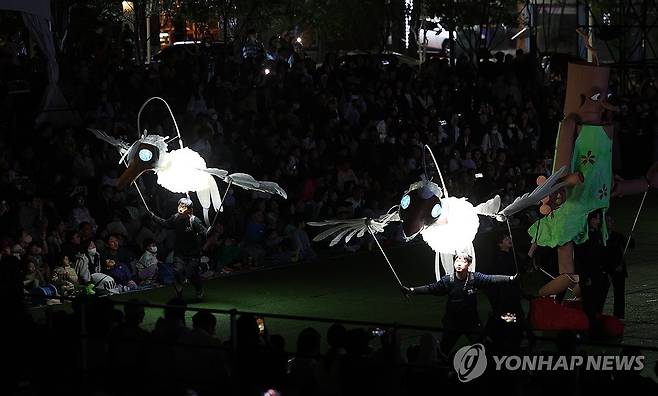 춘천세계인형극제 화려한 개막쇼 (춘천=연합뉴스) 이상학 기자 = 24일 오후 강원 춘천에서 전세계 인형극을 한자리에서 만나는 '춘천세계인형극제 및 유니마총회'의 개막을 축하하는 공연이 펼쳐지고 있다.  2025.5.24 hak@yna.co.kr