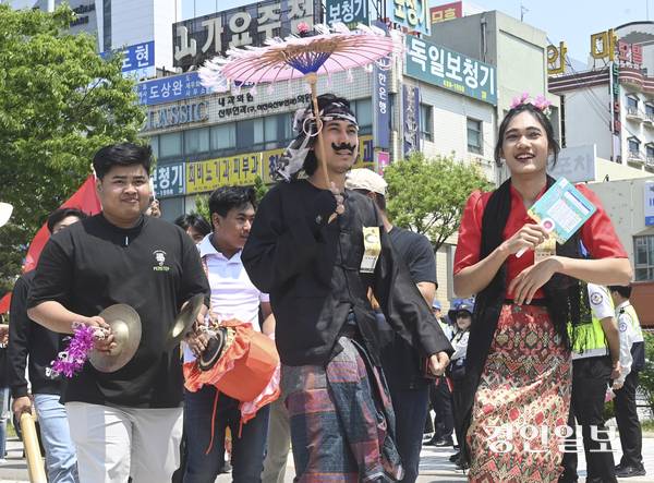 25일 오후 시흥시 정왕동 미관광장에서 열린 ‘제18회 세계인의 날 축제’에서 각 나라 전통 의상을 차려입은 외국인 주민들이 퍼레이드를 펼치고 있다. 2025.5.25 /이지훈기자 jhlee@kyeongin.com