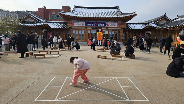 수원 정조테마공연장에서 열리는 ‘마당 놀이터’ /수원문화재단 제공.